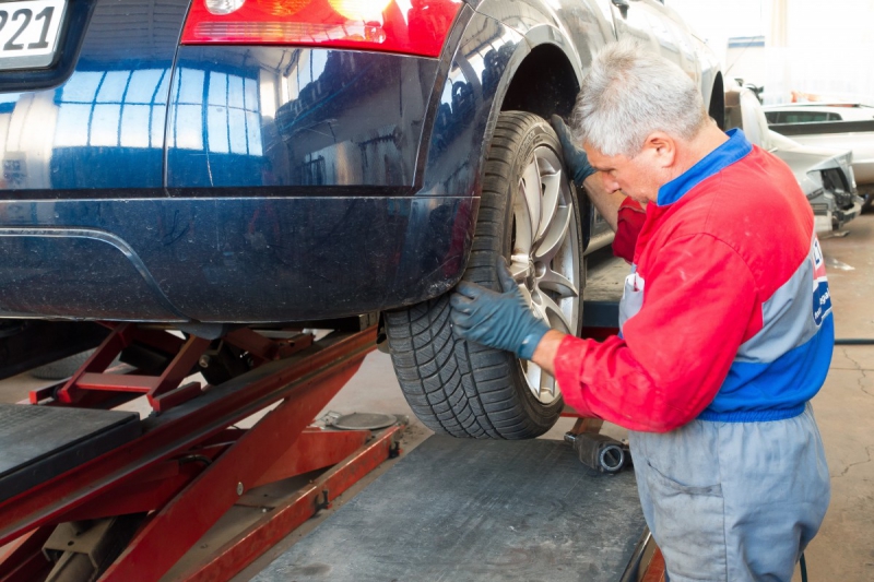 boutique-VARAGES-min_auto_repair_repair_lift_auto_mechanic_work_clothes_master_professional_man_of_the_fold-685629