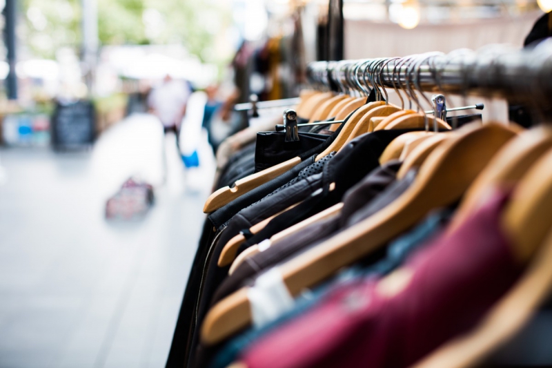 boutique-VARAGES-min_blur_close_up_focus_hanger_jacket_market_people_rack-1176303
