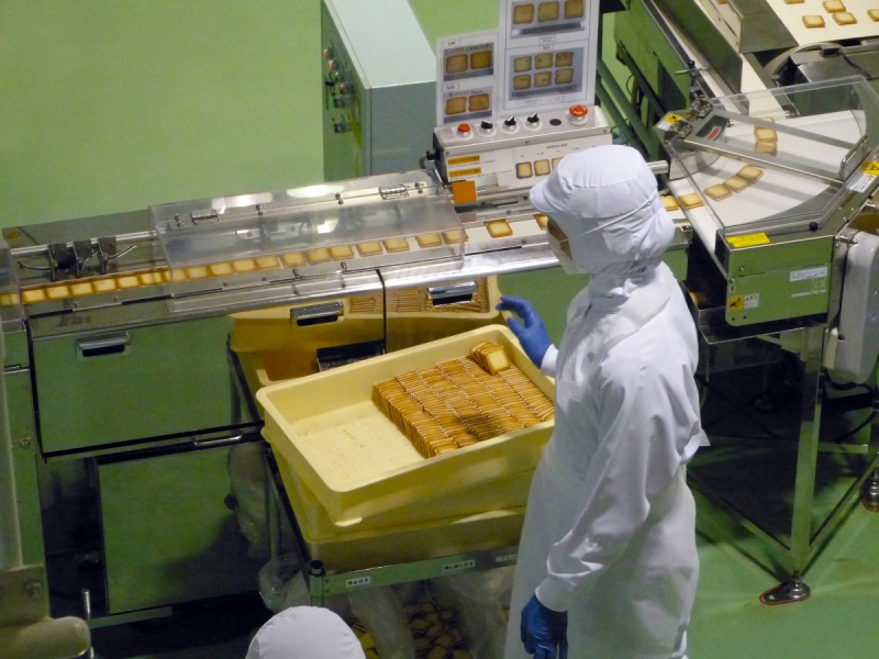 boutique-VARAGES-min_japan_sapporo_chocolate_factory_label_packaging_cookie_machine_operator-961505