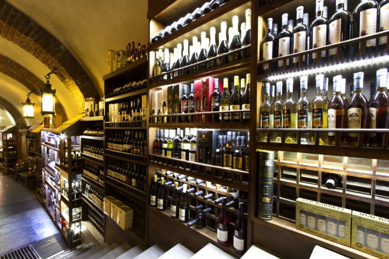 boutique-VARAGES-min_world_street_travel_shop_canon_georgia_wine_bottles-429767